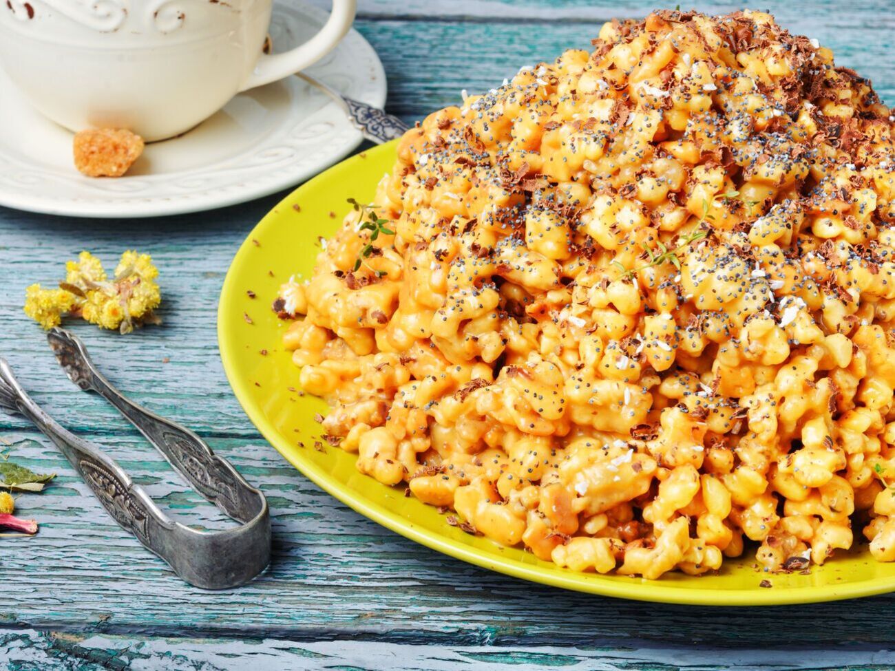 Изделие перед подачей необходимо поставить в холодильник, чтобы тесто застыло