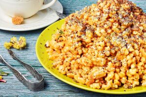 Изделие перед подачей необходимо поставить в холодильник, чтобы тесто застыло