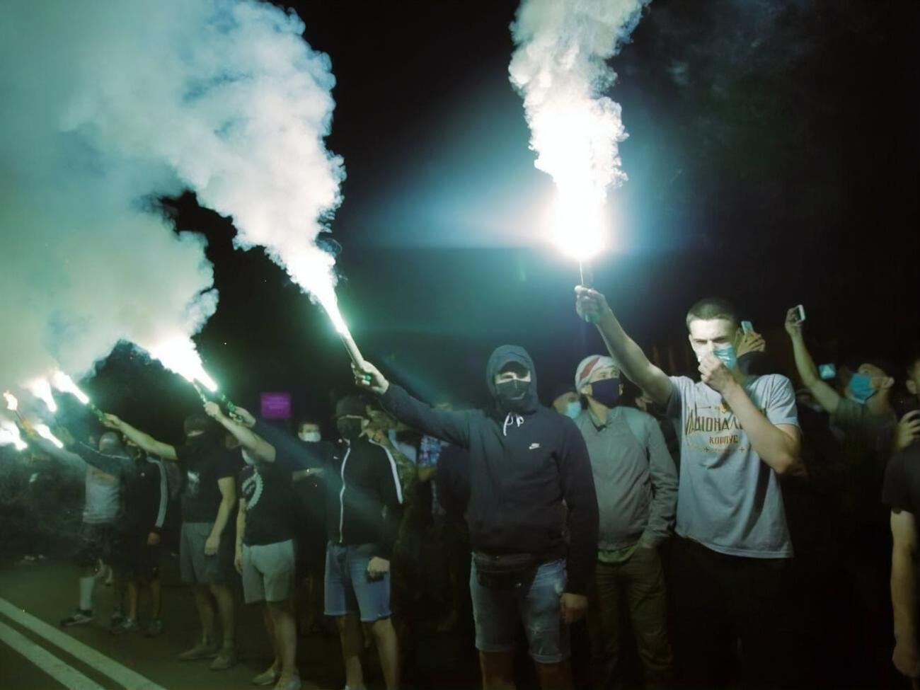 У здания Шевченковского райсуда собралось более 3 тыс. человек