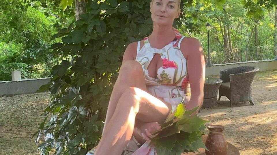 Волочкова: Поплавала в морі у сукні, але вийти сухою з води не вийшло
