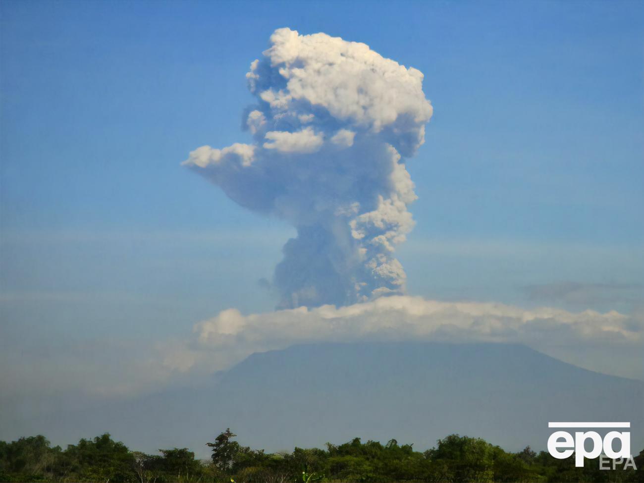 Мерапі щонайменше сім разів випустив хмари гарячого попелу