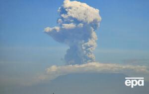 Мерапі щонайменше сім разів випустив хмари гарячого попелу