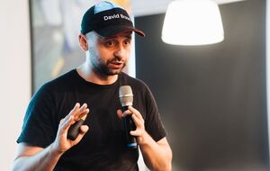 Арахамия выступил под именем DJ David Braun