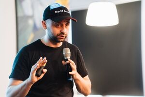 Арахамія виступив під ім'ям DJ David Braun