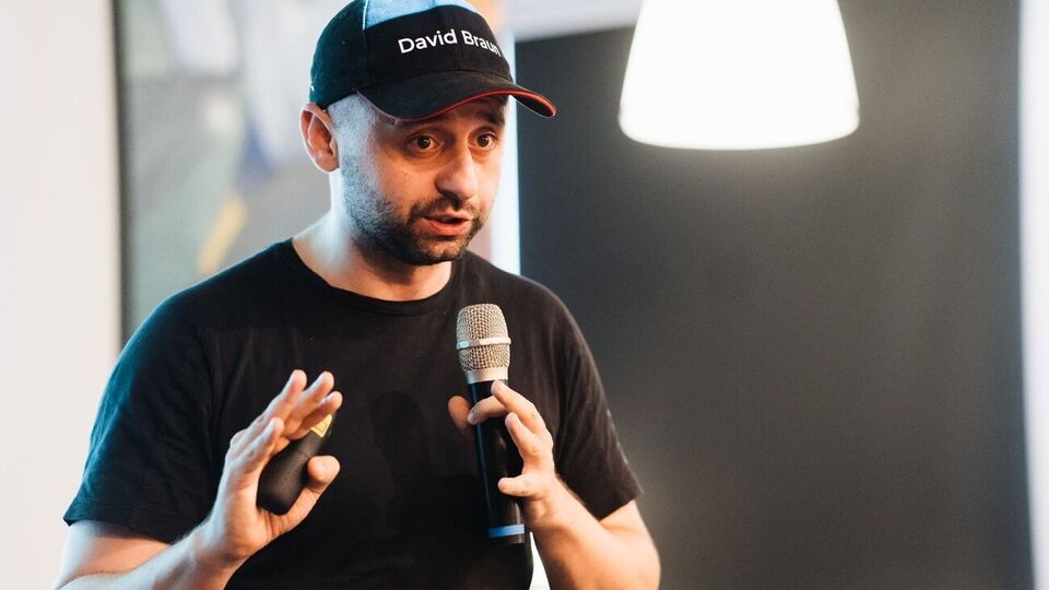 Арахамія виступив під ім'ям DJ David Braun