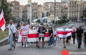 По данным СМИ, несколько сотен человек прошли маршем от посольства Беларуси до Майдана Незалежности