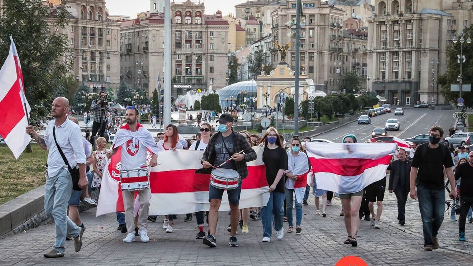 По данным СМИ, несколько сотен человек прошли маршем от посольства Беларуси до Майдана Незалежности