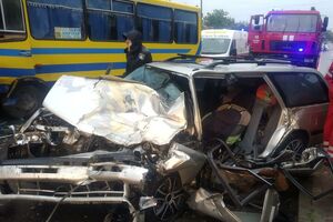 Водитель автомобиля и пятеро пассажиров автобуса попали в больницу