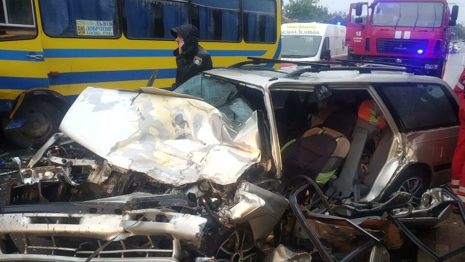 Водитель автомобиля и пятеро пассажиров автобуса попали в больницу