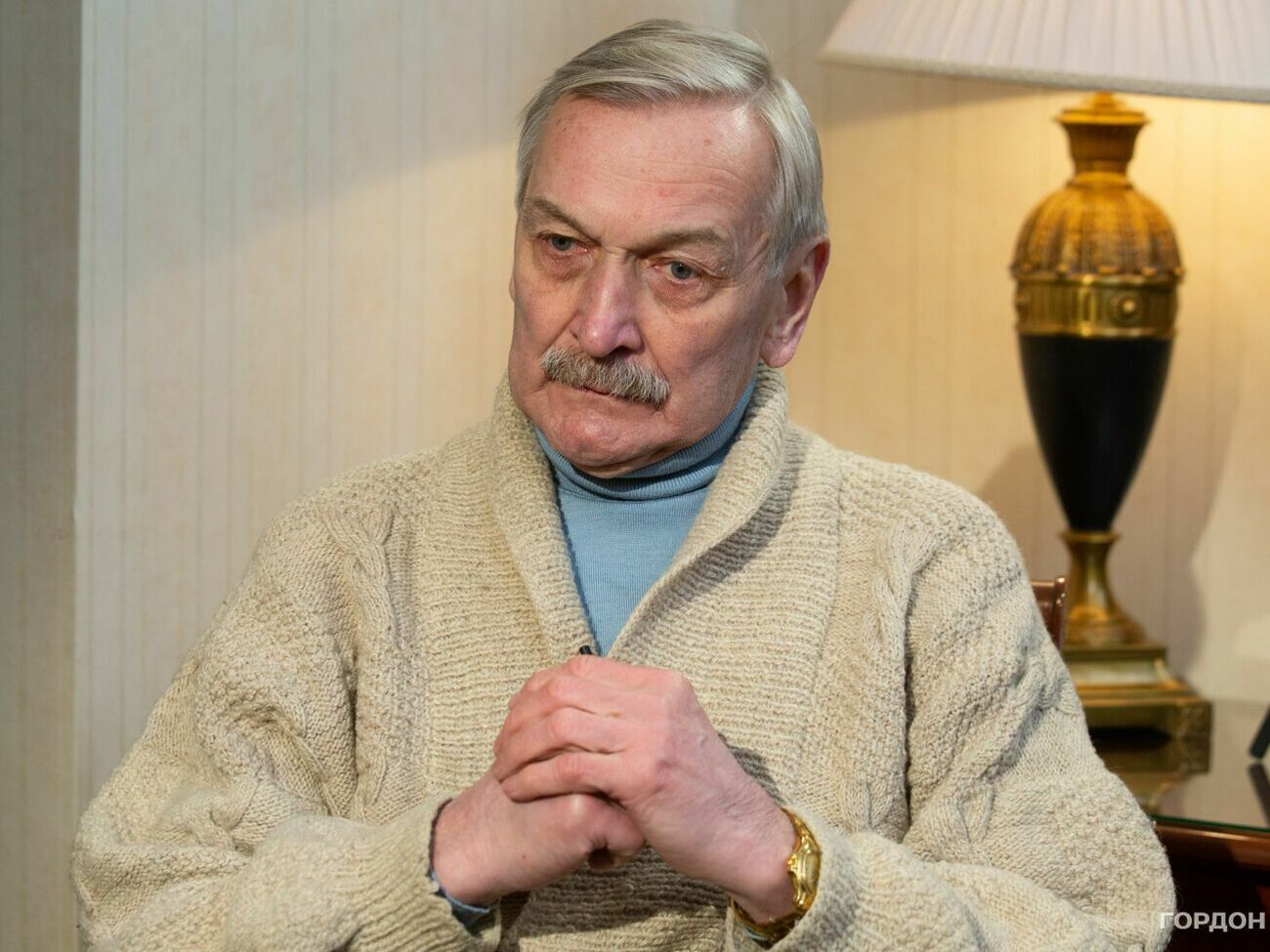 Журналістка "Цензор.НЕТ" Сампан заявила, що Талашко покликав її після інтерв'ю додому, щоб показати фото, а сам почав домагатися