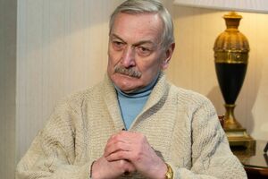 Журналістка "Цензор.НЕТ" Сампан заявила, що Талашко покликав її після інтерв'ю додому, щоб показати фото, а сам почав домагатися