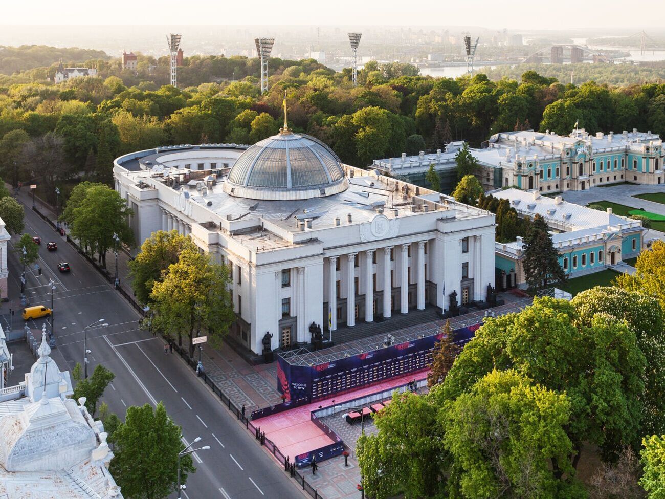 Согласно результатам опроса, в Верховную Раду проходят пять партий