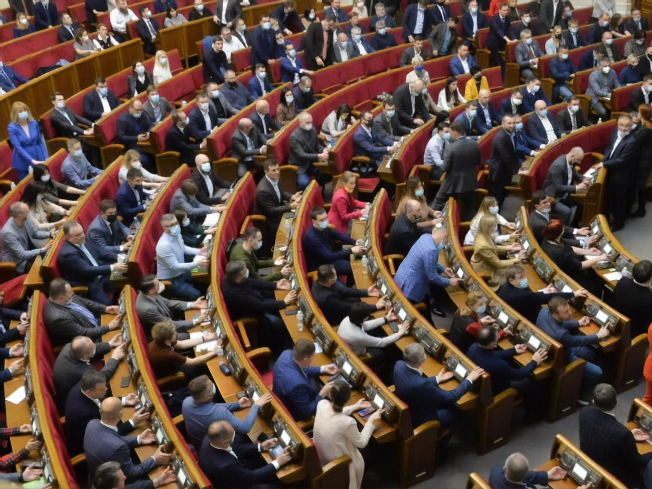 Согласно результатам опроса, в парламентском рейтинге лидирует "Слуга народа"