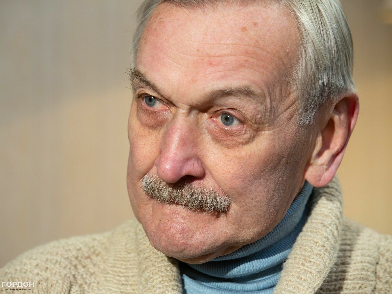 За свідченнями студенток, Талашко запрошував їх додому, а там починав домагатися