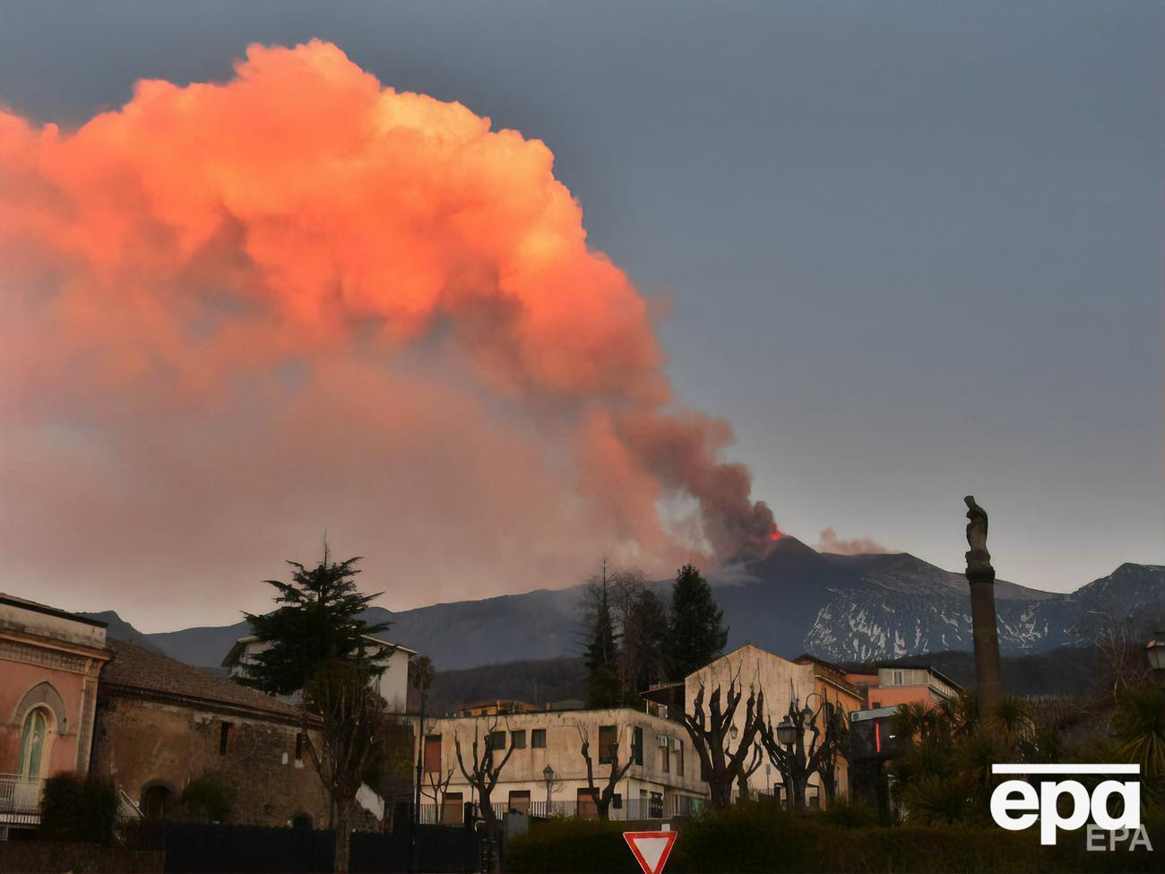 Етна регулярно вивергається з лютого 2021 року