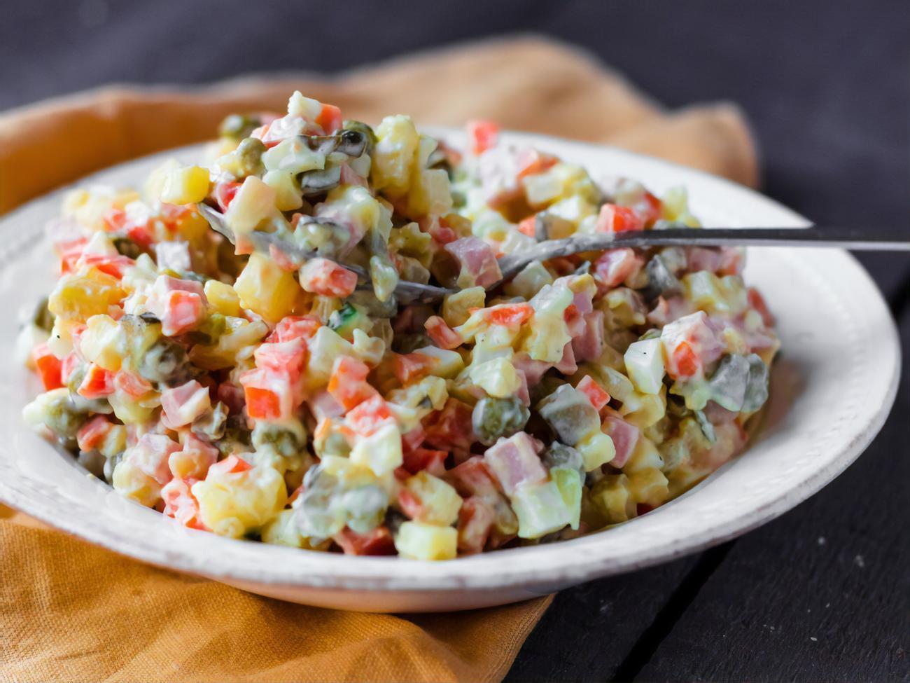 Оливье следует солить в финале приготовления