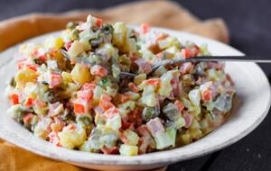 Оливье следует солить в финале приготовления