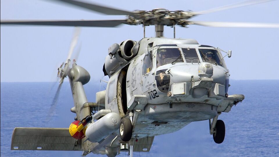 Вертолет базируется на авианосце USS Abraham Lincoln