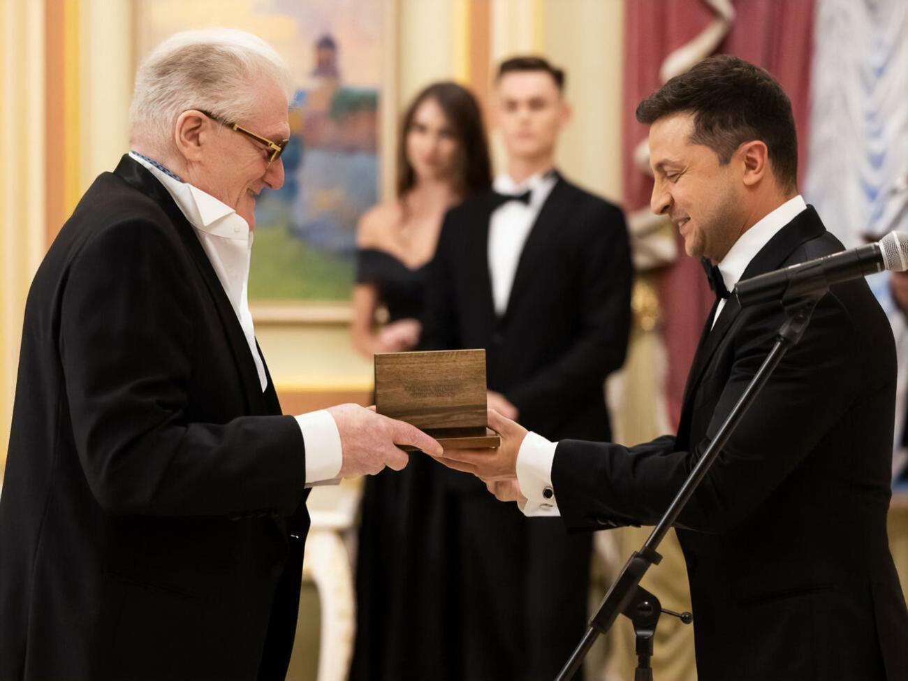 Нагороду Рибчинському (ліворуч) вручив президент Зеленський