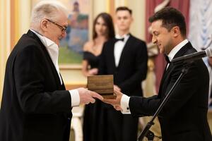 Награду Рыбчинскому (слева) вручил президент Зеленский