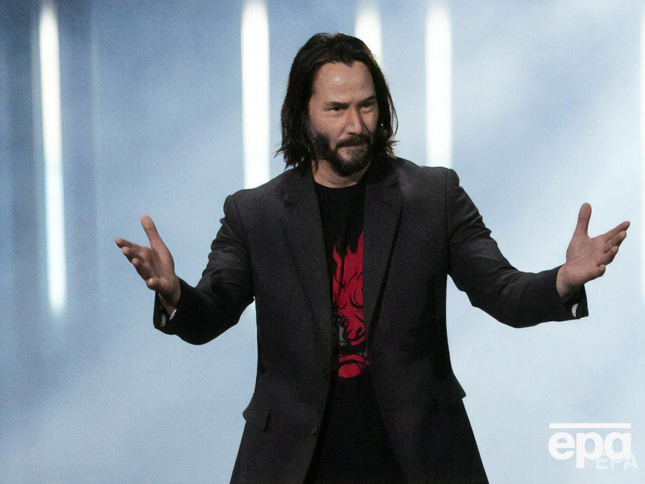 В фильме "Матрица: Воскрешение" Ривз снова играет роль Нео