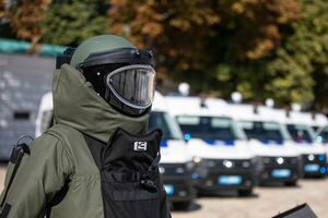 Нацполіції передали костюм вибухотехніка і 40 автомобілів для підрозділів підтримання громадської безпеки