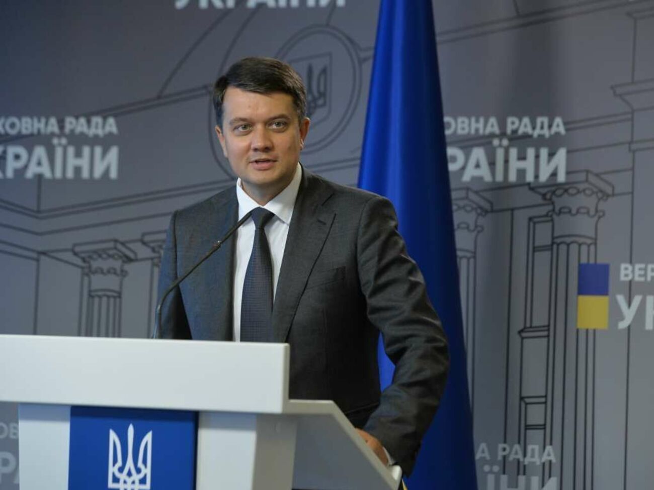 Разумков нагадав, що з проханням передати законопроєкт до Венеціанської комісії до нього звернулися чотири опозиційні фракції і представниця Верховної Ради з прав людини