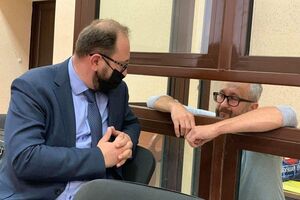 6 сентября "суд" в Крыму арестовал Джелялова (на фото справа)