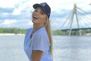 Полякова дебютировала как певица в 2000 году