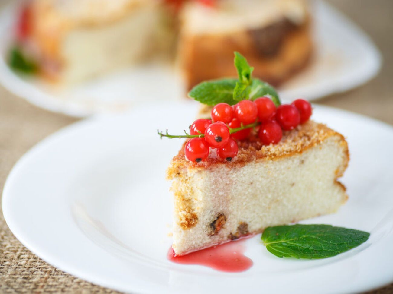 Запіканку можна за бажанням прикрасити улюбленими ягодами або фруктами, а можна і тим і іншим одночасно