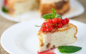 Запеканку можно по желанию украсить любимыми ягодами или фруктами, а можно и тем и другим одновременно