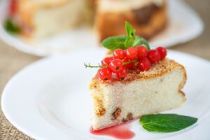 Запіканку можна за бажанням прикрасити улюбленими ягодами або фруктами, а можна і тим і іншим одночасно