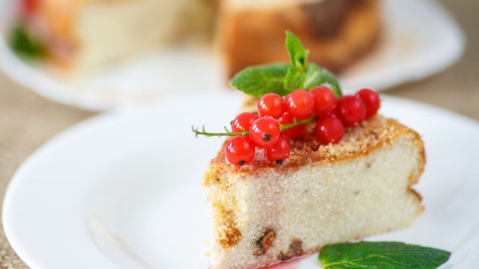 Запеканку можно по желанию украсить любимыми ягодами или фруктами, а можно и тем и другим одновременно