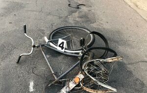 Велосипедисты ехали в попутном направлении с автомобилистом