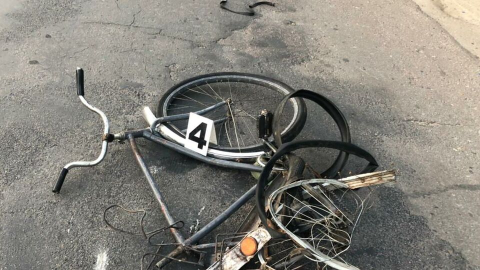 Велосипедисти їхали в попутному напрямку з автомобілістом