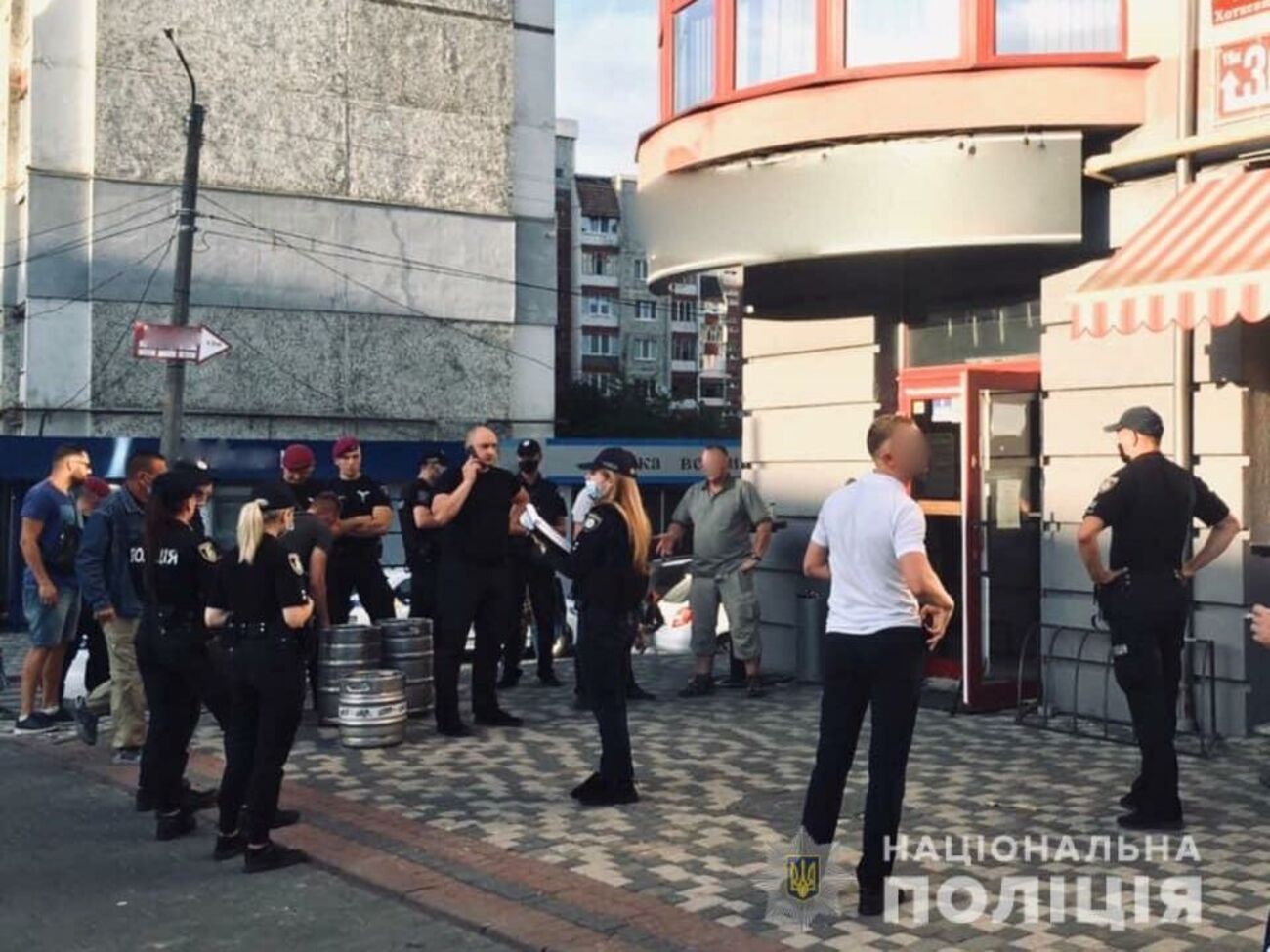 На місці події поліцейські виявили гільзу, предмет, схожий пістолет, і магазин із набоями