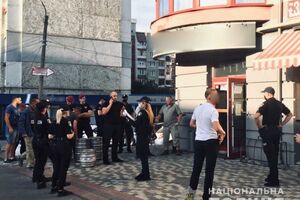 На місці події поліцейські виявили гільзу, предмет, схожий пістолет, і магазин із набоями