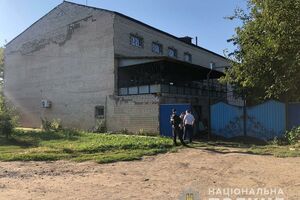 С мужчиной ведут переговоры