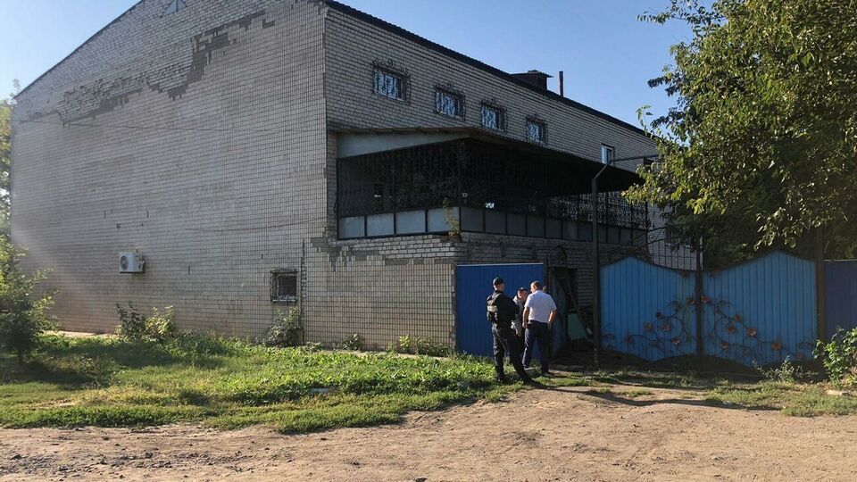 З чоловіком ведуть перемовини