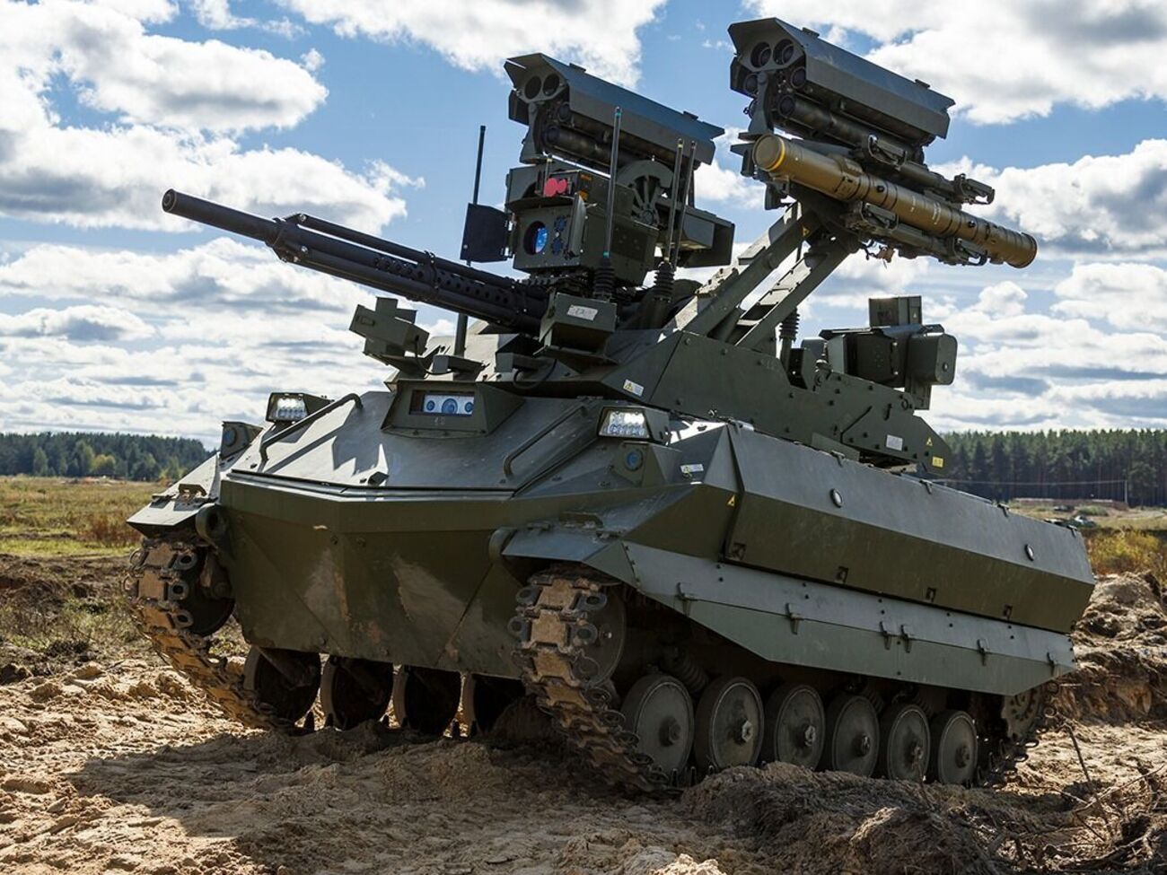 Российские военные на учениях применили боевых роботов