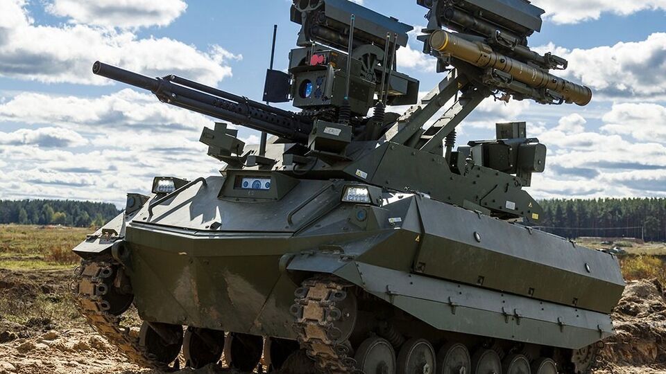 Российские военные на учениях применили боевых роботов