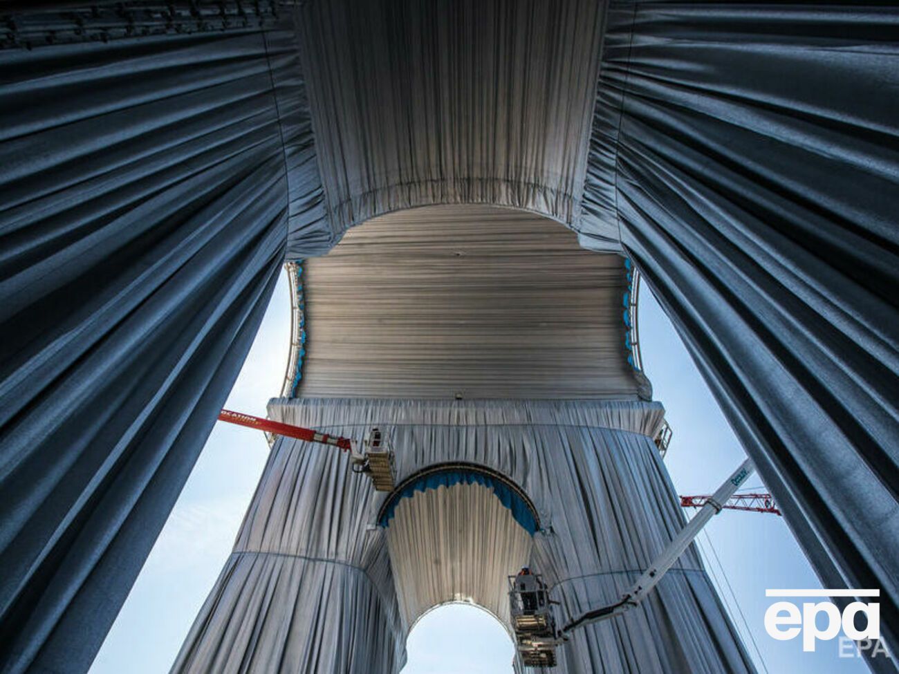 В Париже Триумфальную арку обтянули тканью в дань памяти художнику, проект обошелся в €14 млн. Фоторепортаж