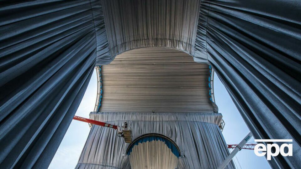 В Париже Триумфальную арку обтянули тканью в дань памяти художнику, проект обошелся в €14 млн. Фоторепортаж