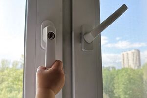 Девочка выпала из окна на кухне квартиры