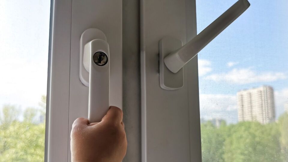 Девочка выпала из окна на кухне квартиры