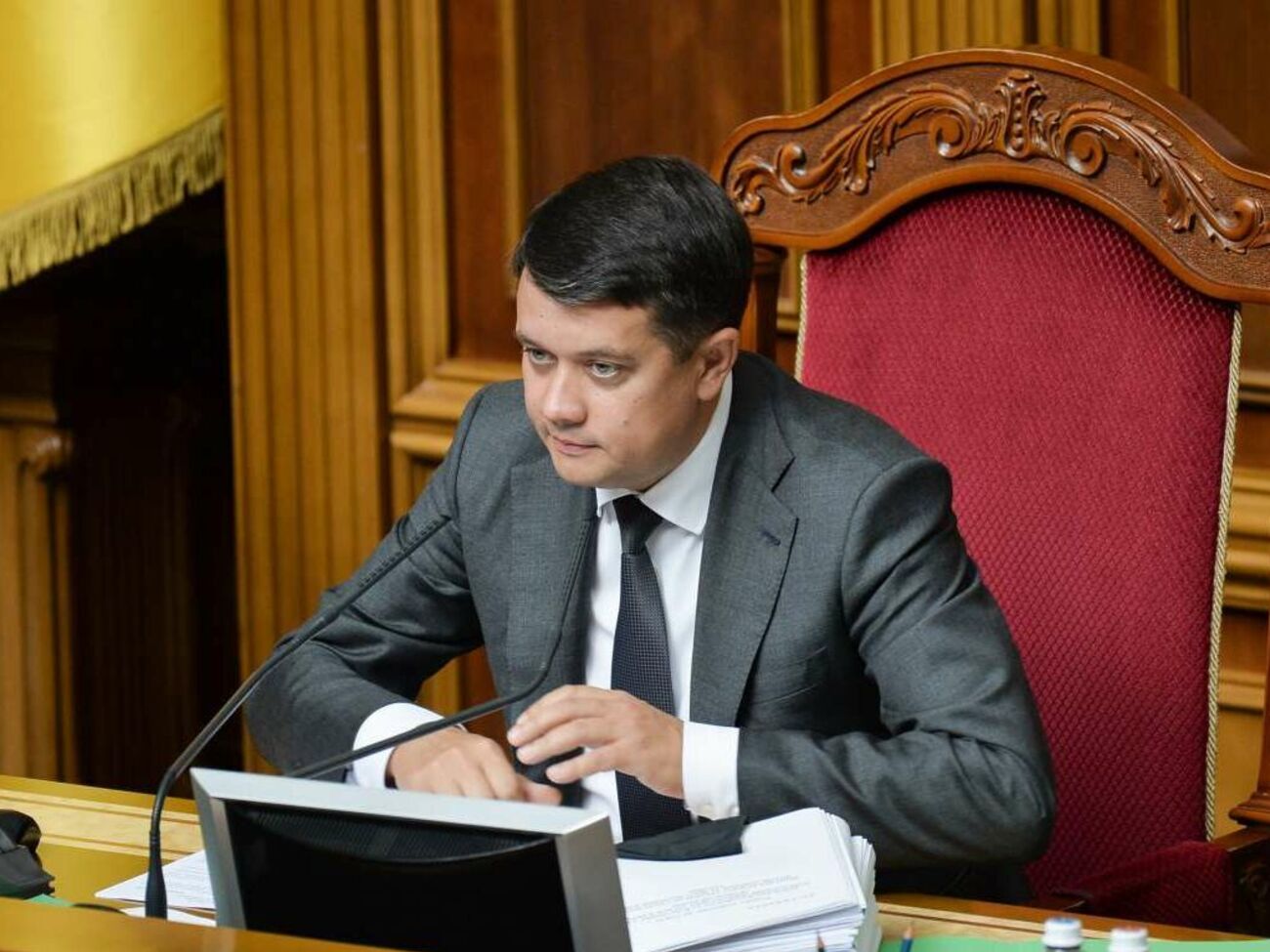 Разумков призвал украинцев прививаться от коронавируса: Это точно гарантия того, что COVID, даже повторный, будет проходить намного легче. Я сегодня живой пример этому