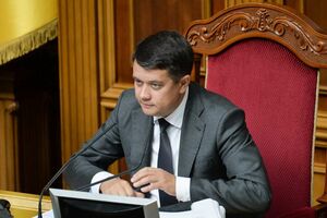 Разумков призвал украинцев прививаться от коронавируса: Это точно гарантия того, что COVID, даже повторный, будет проходить намного легче. Я сегодня живой пример этому
