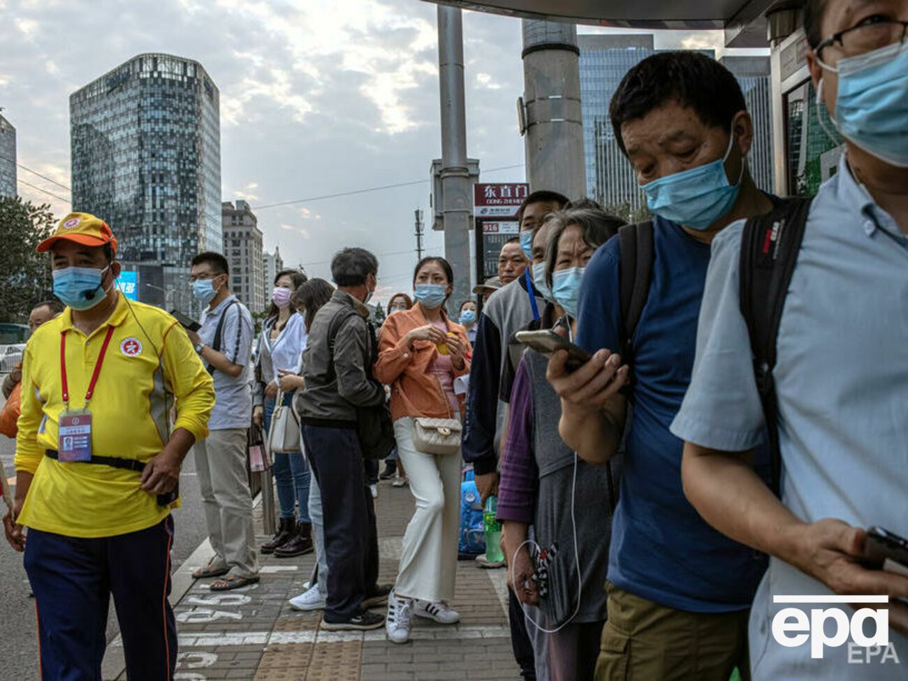 В Китае за время эпидемии подтвердили 107,5 тыс. случаев COVID-19