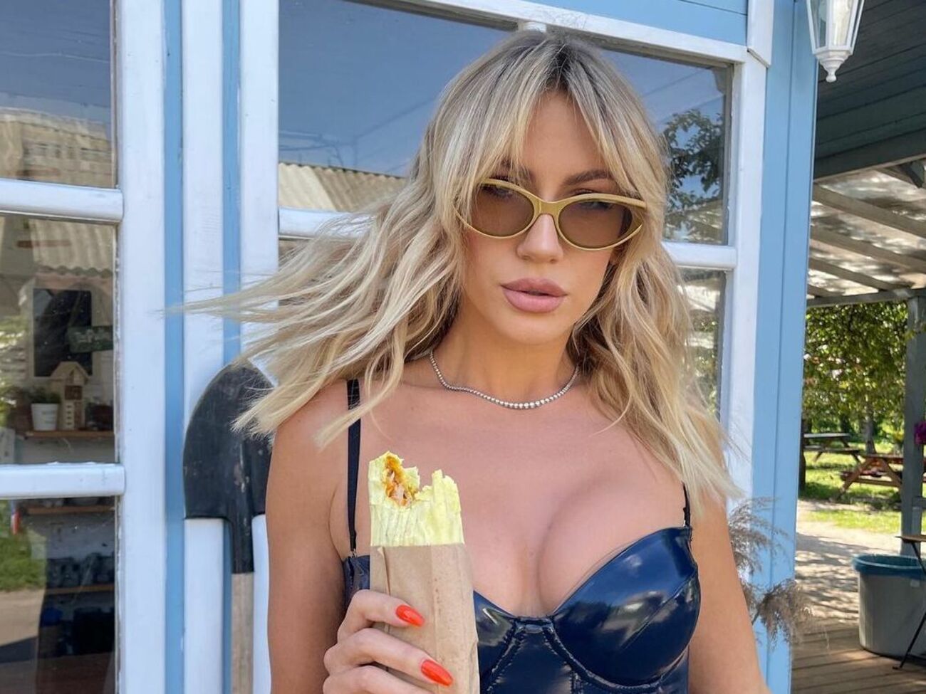 Леся снялась в необычном наряде с глубоким декольте и высоким разрезом