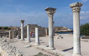 В ЮНЕСКО отметили, что этим летом в Херсонесе начались "раскопки" с использованием тяжелой техники, которые могут поставить под угрозу его статус